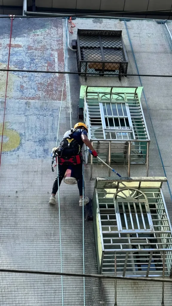 良匠企業社-外牆防水-屋頂防水-蜘蛛人清洗-外牆磁磚修補_about_02