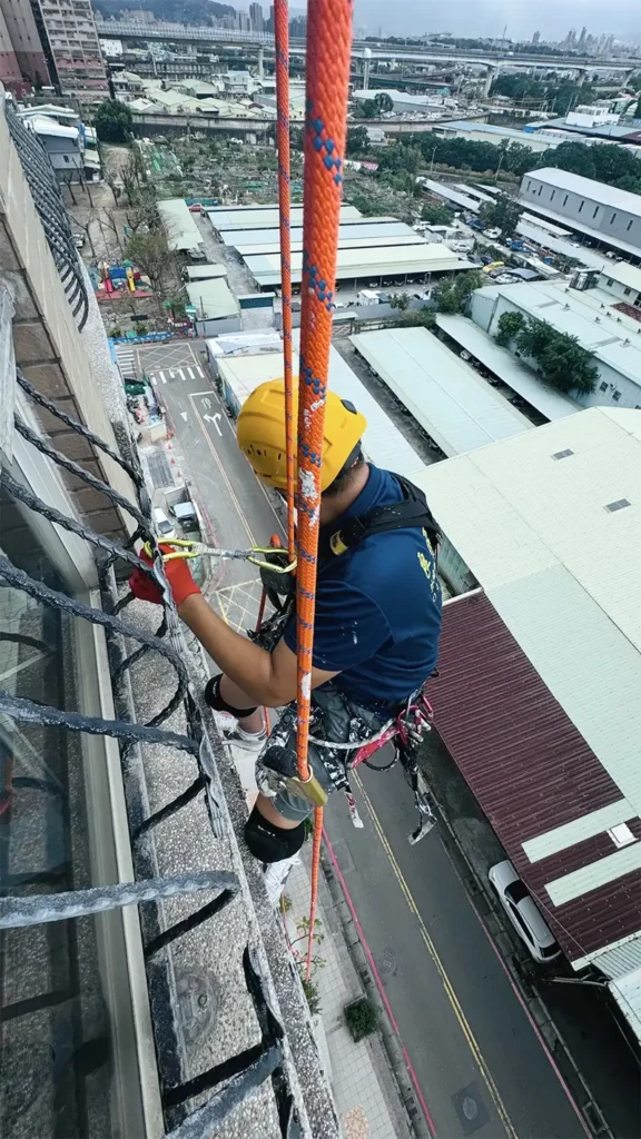 良匠企業社-外牆防水-屋頂防水-蜘蛛人清洗-外牆磁磚修補_about_03